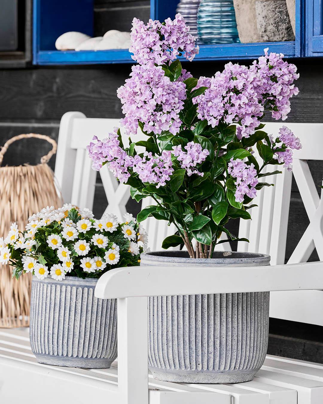 Elsker du også syrener? 💜
Vores kunstige, UV-beskyttede syren holder sig smuk hele sommeren 🌿
Perfekt til altan og terrasse – også når du er på ferie ✨

#brøndsholm #syren #kunstigsyren #kunstigeblomster #udeblomster #udeliv #boliginspiration #udeliv #havehygge #altanliv