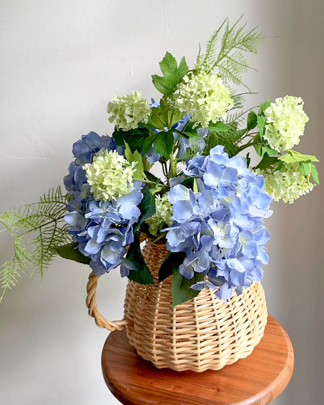 Byg din egen skønne buket af fyldige kunstig hortensia buket i den skønneste blå farve, og kombiner dem med kalkved blomst og en slørasparges gren. Enkel, holdbar og smuk💙
HUSK, du kan stadig SPARE 25% på hortensia til og med fredag 8.maj 2026.

#brøndsholm #kunstigeblomster #hortensia #kunstighortensia #gørdetselvbuket