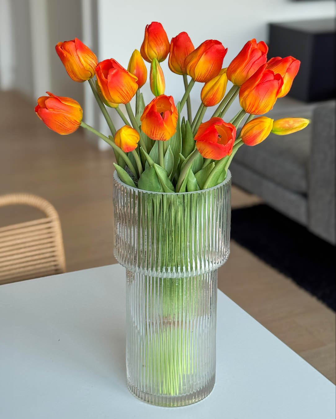 Skal der farve på tilværelsen? 🧡
Det kan du hurtigt få med flotte naturtro tulipanbuketter i farvekombinationen orange og gul, De er flotte i en diskret vase, eller sæt dem i en farverig vase for ekstra wow effekt.🧡