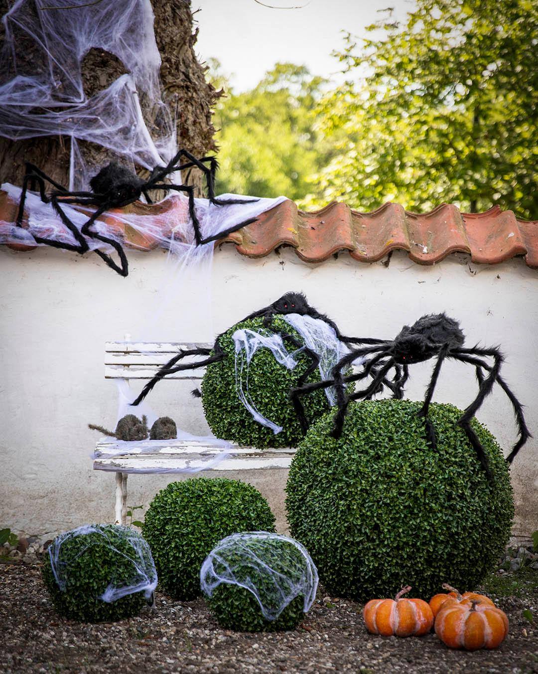 🕷️ Jeg siger ikke, at de ser ægte ud.....Men jeg havde nok lavet et lille hop, hvis jeg mødte dem ude i haven. 😅🎃
#brøndsholm #edderkopper #storeedderkopper #falskeedderkopper #spindelvæv #halloween #spookyseason #halloweenpynt #efterårshygge