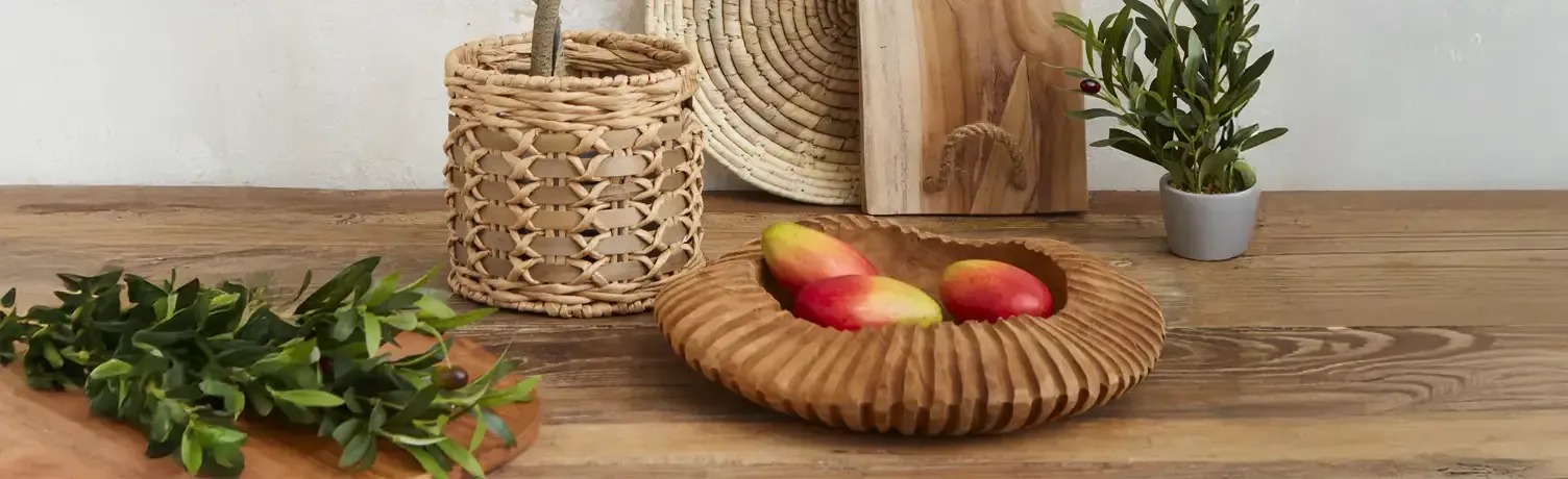 krukker, skåle, fade og bakker på et træbord