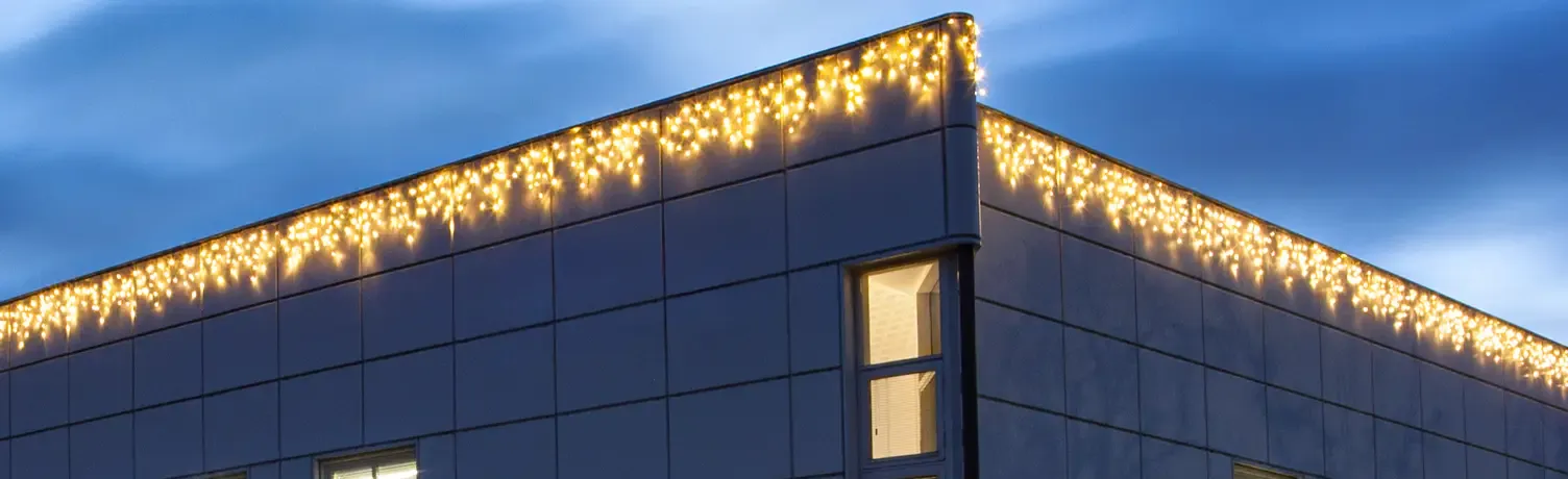 Istappeforhæng hængt på facaden af bygning