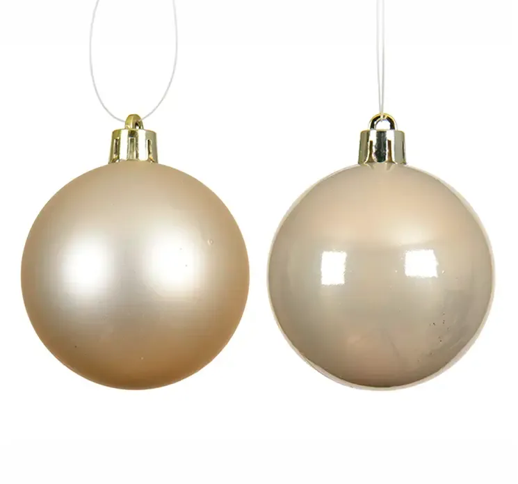 Julekugler i champagne farvet af genbrugsplast, 10cm closeup