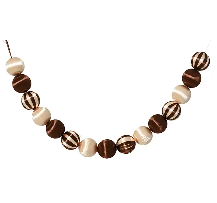Julekugle guirlande af plast med julekugler i brun og hvid