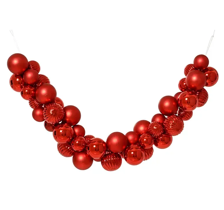 Julekugle ranke med røde julekugler af plast