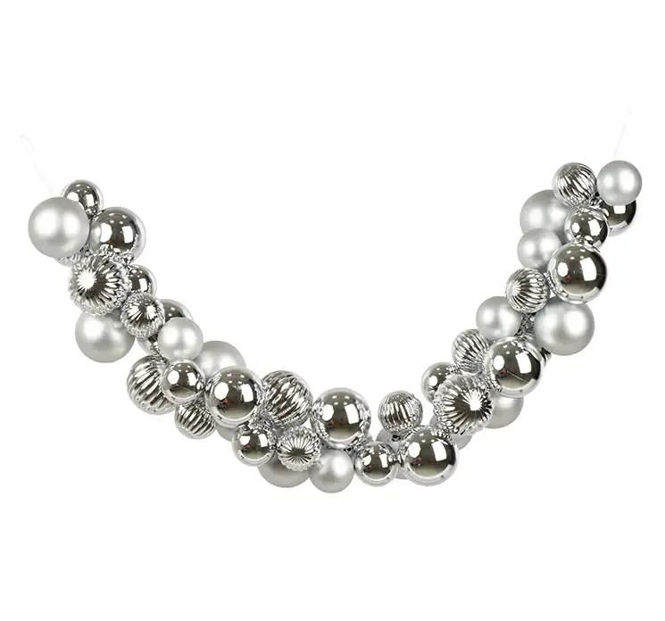 Julekugle guirlande af plast med sølv farvede julekugler