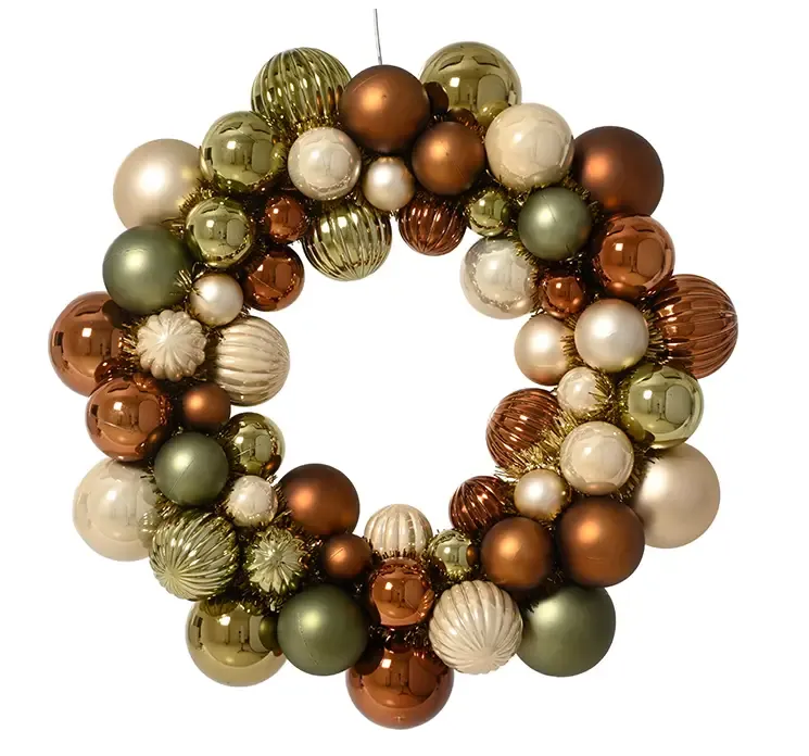 Julekugle krans af plast med julekugler i farverne brun, grøn og champagne