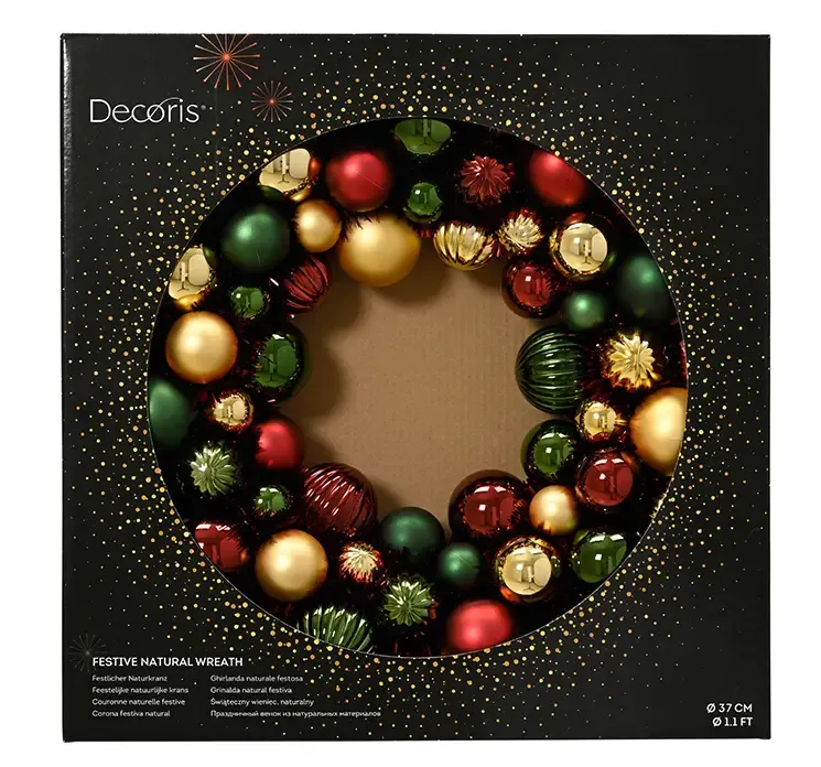 Julekugle krans af plast med julekugler i farverne rød, grøn og guld vist i æske