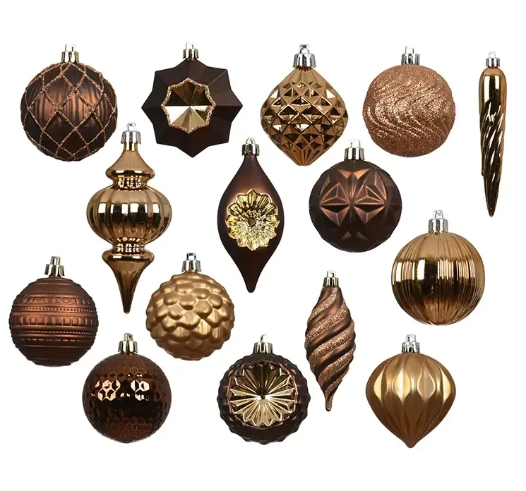 Julekugle mix af plast i brun med julekugler i forskellige udformninger closeup