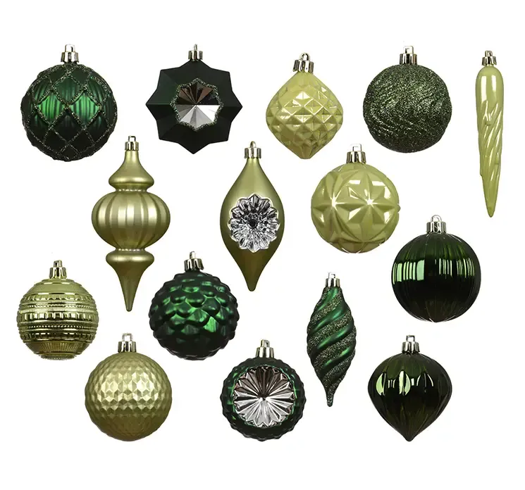 Julekugle mix af plast i grøn med julekugler i forskellige udformninger closeup