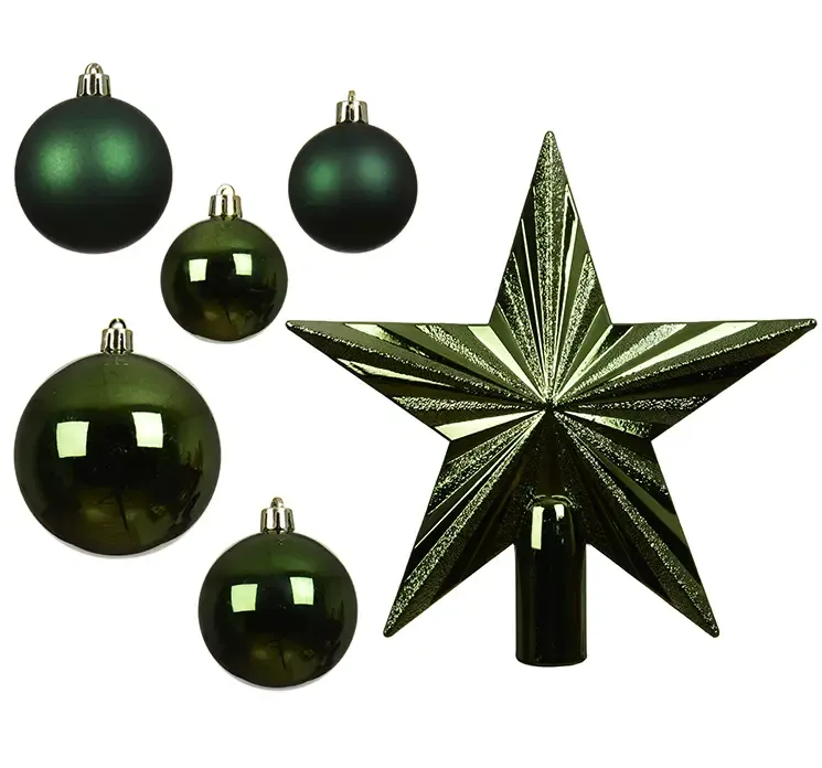 Julekugle mix med stjerne af genbrugsplast i grøn closeup