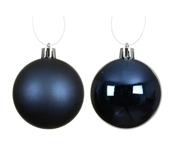 Julekugler af genbrugsplast i blå, blank og mat closeup