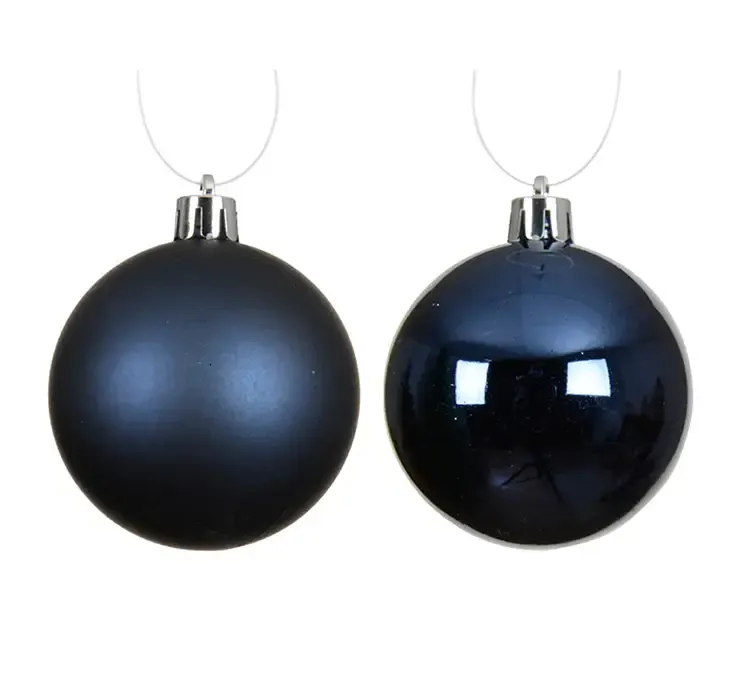 Julekugler af genbrugsplast i blå, blank og mat closeup