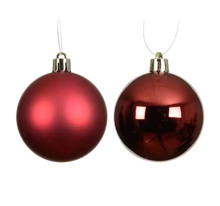 Julekugler af genbrugsplast i bordeaux closeup