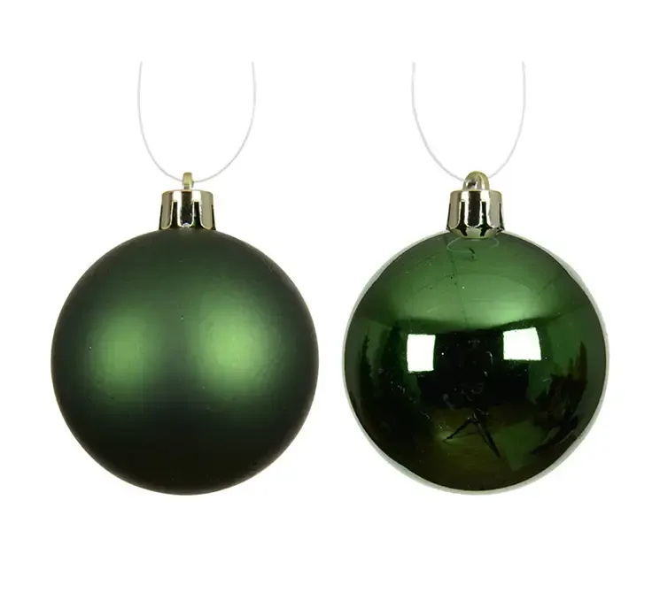 Julekugler af genbrugsplast i grøn, blank og mat closeup