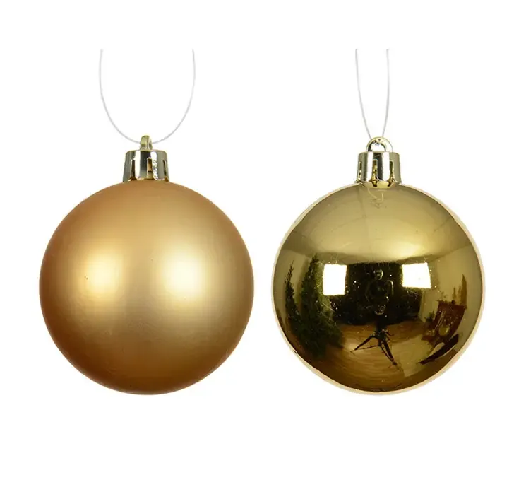 Julekugler af genbrugsplast i guld closeup