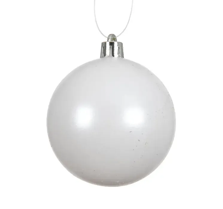 Julekugler af genbrugsplast i hvid closeup