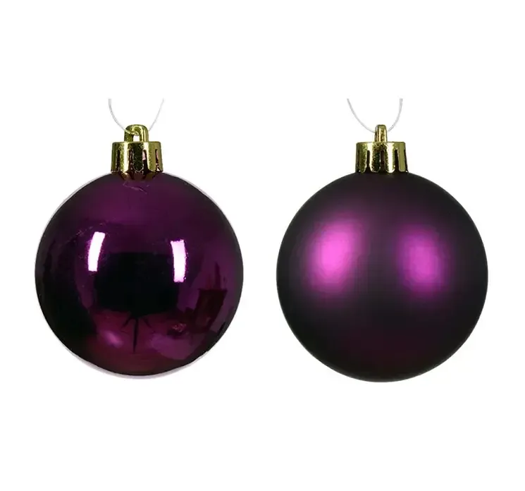 Julekugler af plast i mørkelilla closeup