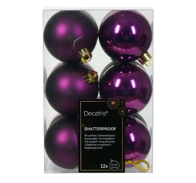 Julekugler af plast i mørkelilla