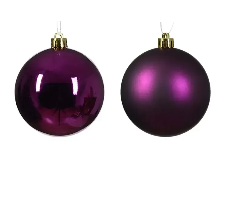 Julekugler af plast i lilla, blank og mat closeup