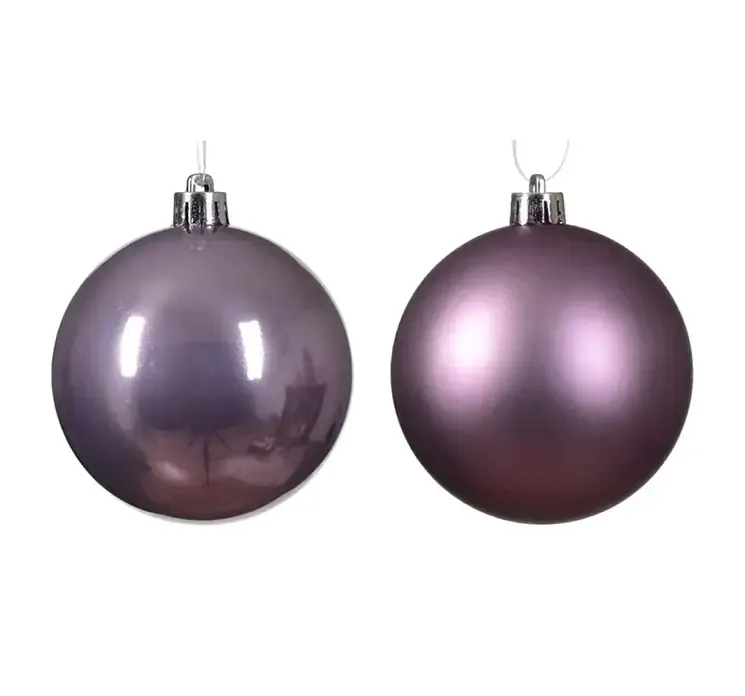 Julekugler af plast i lys lilla, blank og mat closeup