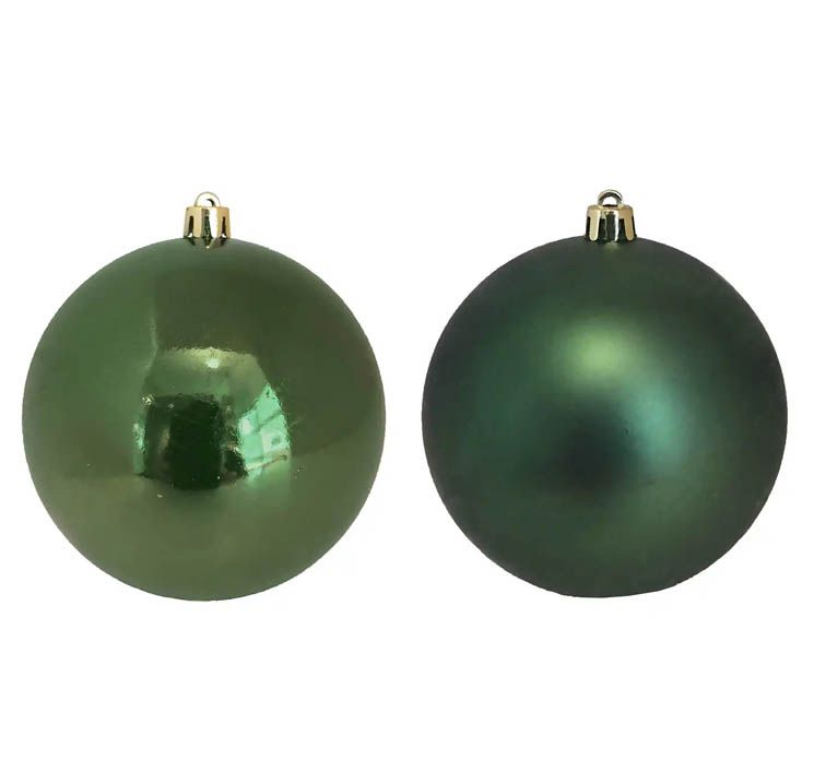 Julekugler af plast i grøn closeup