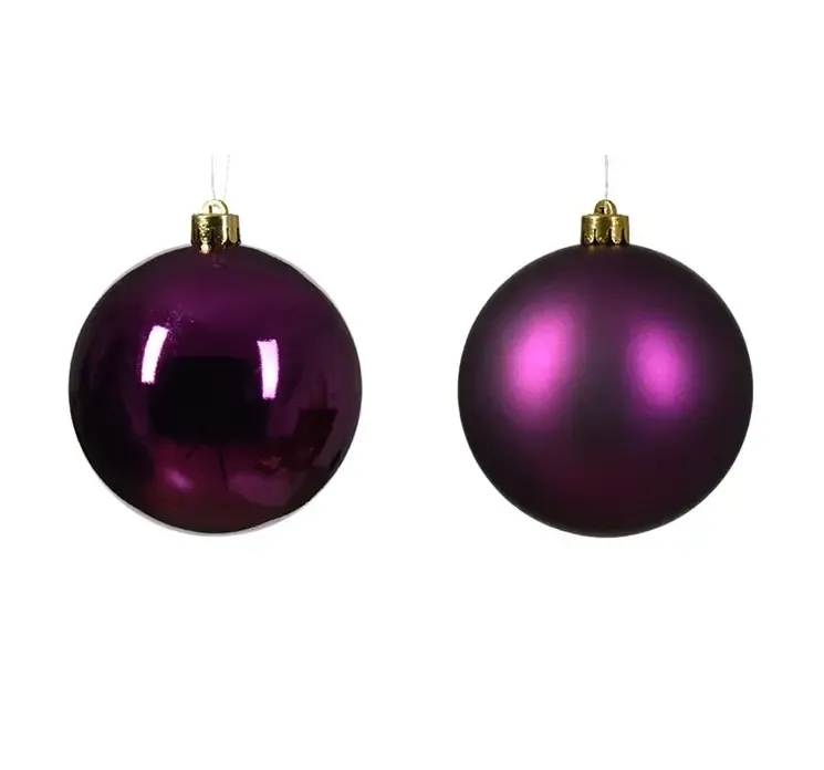 Julekugler af plast i mørk lilla, blank og mat closeup