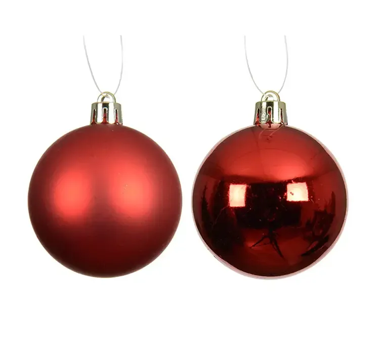 Julekugler af genbrugsplast i rød