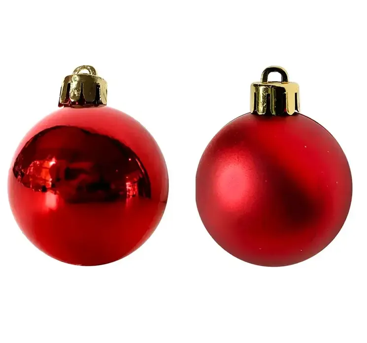 Julekugler af plast i rød, blank og mat closeup