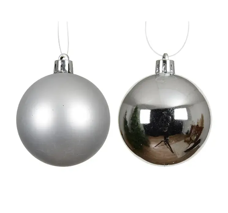 Julekugler af genbrugsplast i sølv, både mat og blank closeup