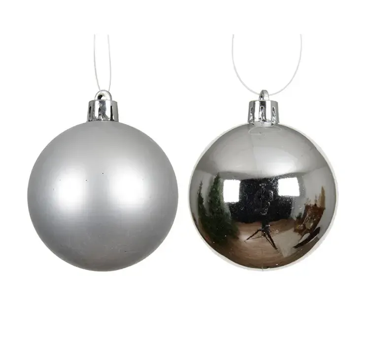 Julekugler af genbrugsplast i sølv, både mat og blank closeup