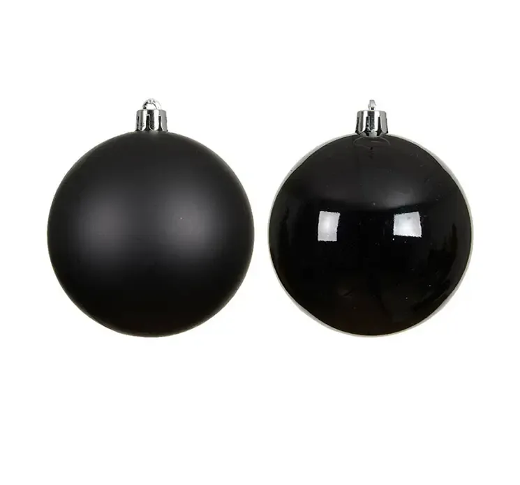 Julekugler af genbrugsplast i sort closeup