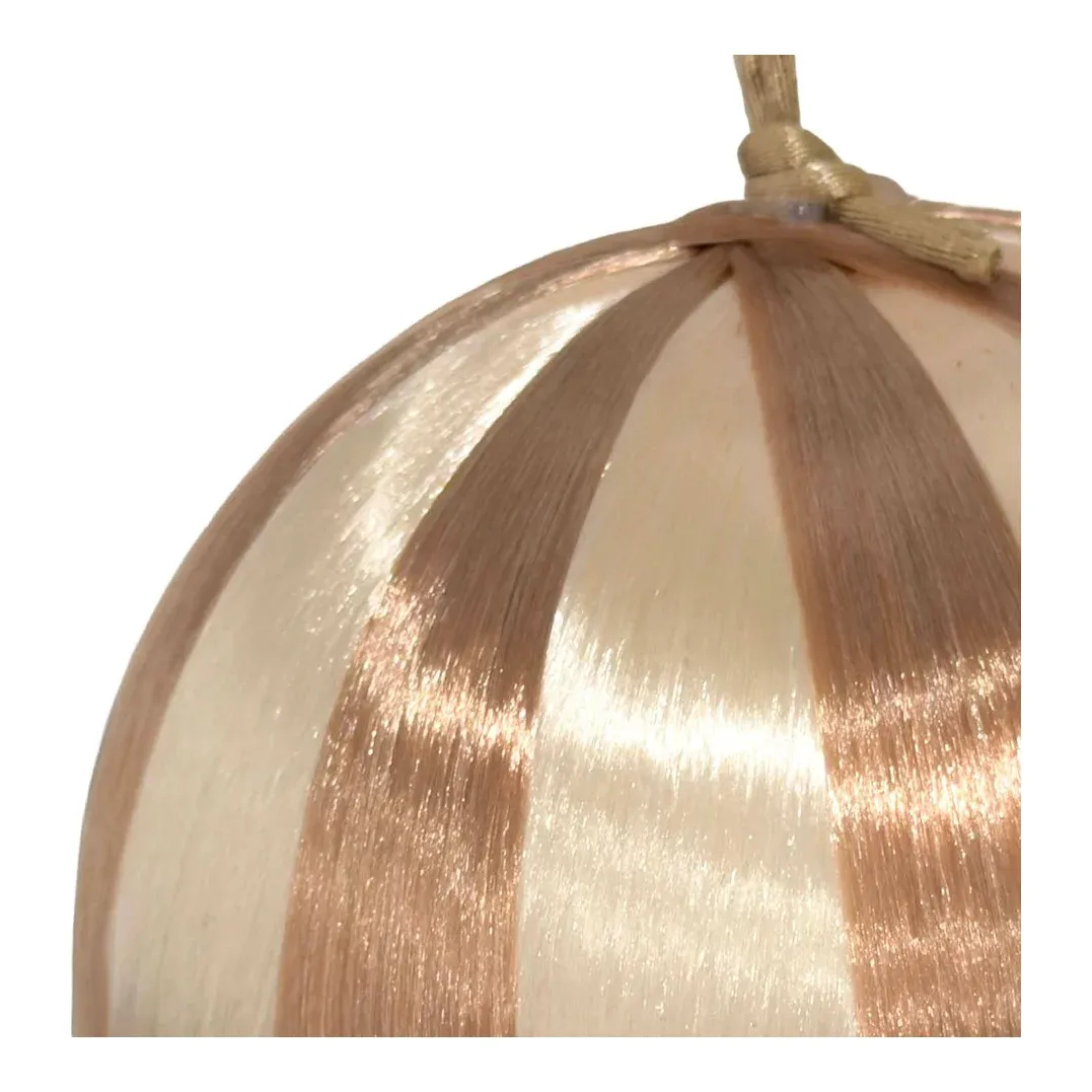 Julekugle af flamingo i stribet lysebrun og creme farvet med ophæng og frynser 8cm closeup