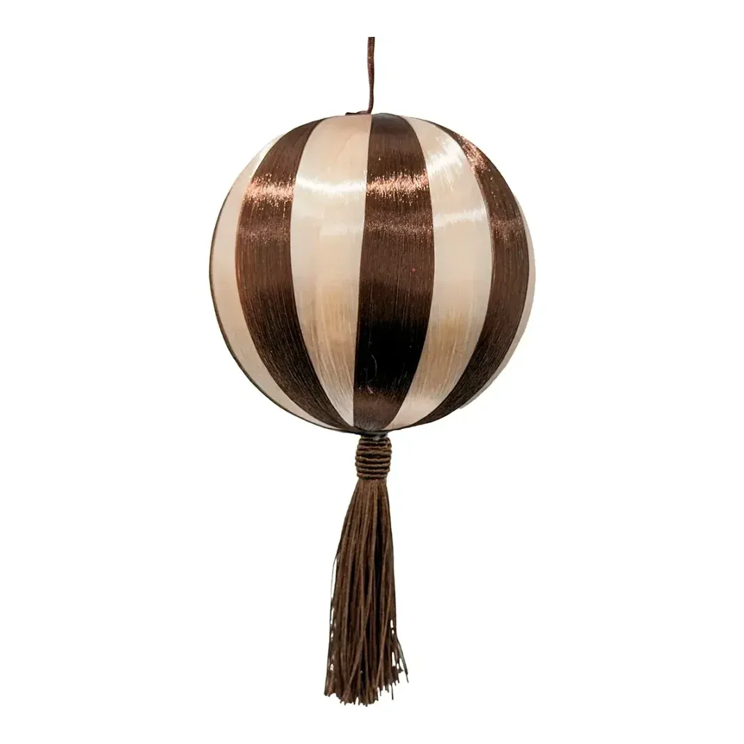 Julekugle af flamingo i stribet brun og creme farvet med ophæng og frynser 12cm