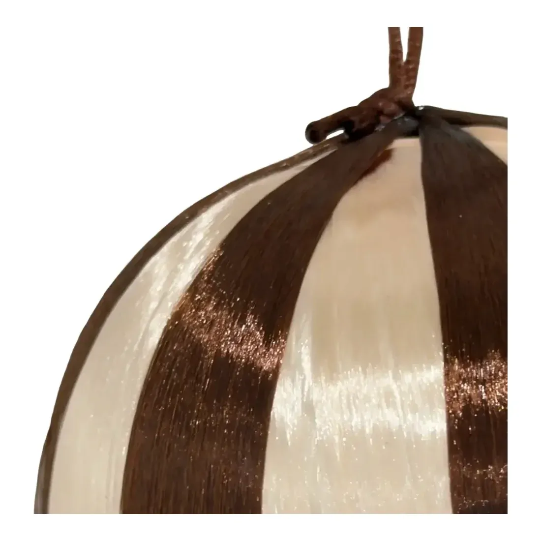 Julekugle af flamingo i stribet mørk brun og creme farvet med ophæng og frynser 8cm closeup