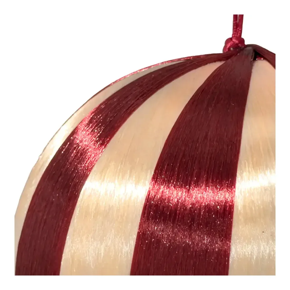 Julekugle af flamingo i stribet rød og creme farvet med ophæng og frynser 12cm closeup