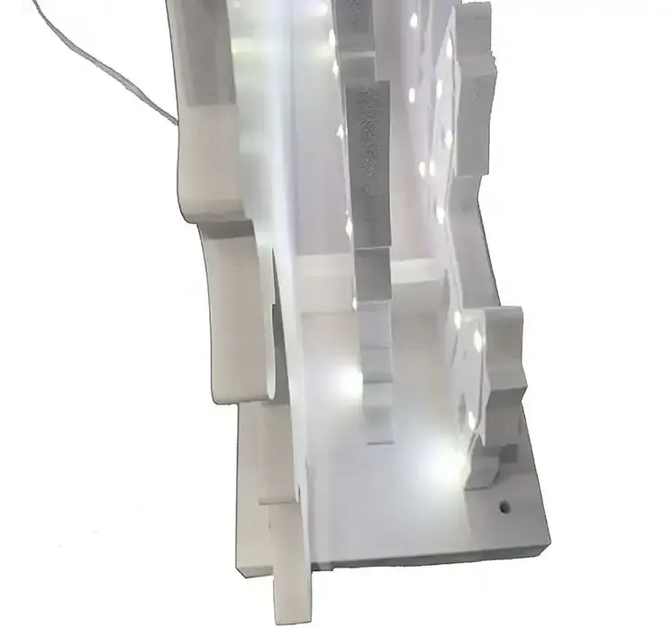 Julescene i hvid af plast med lys closeup