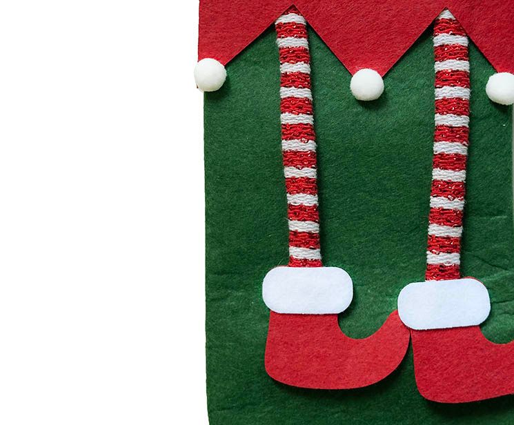 Julesok i filt i farverne grøn og rød closeup