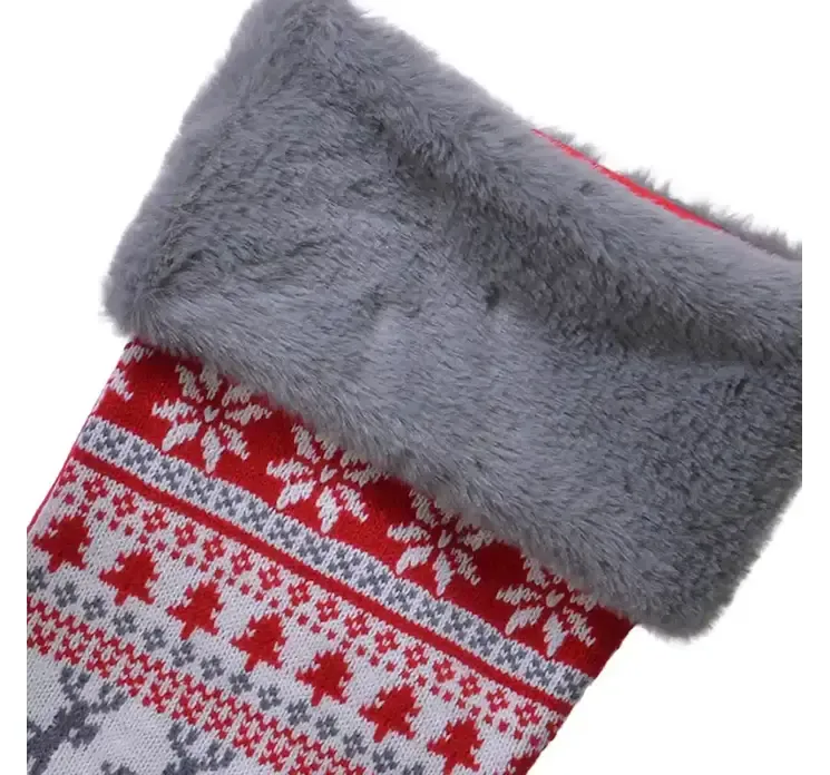 Julesok i strik rød, hvid og grå med grå plys kant closeup