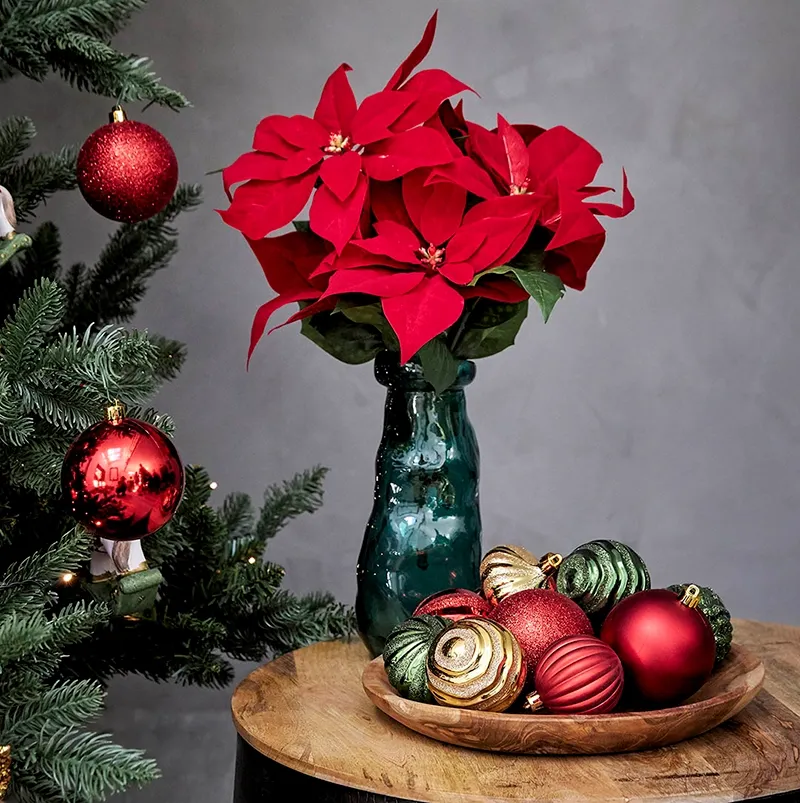 Fad af teak træ FSC 100% certificeret med farverige julekugler og vase med kunstige julestjerner