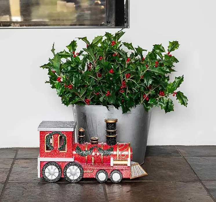 Juletog lokomotiv i plast i rød vist i miljø på stuegulv