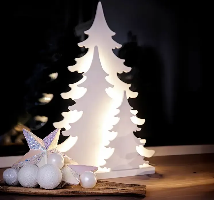 Juletræer i hvid i 3D af plast med LED lys, kan også bruges udendørs. Vist i vindueskarm med lys i, og små kunstige snebolde og stjerne omkring