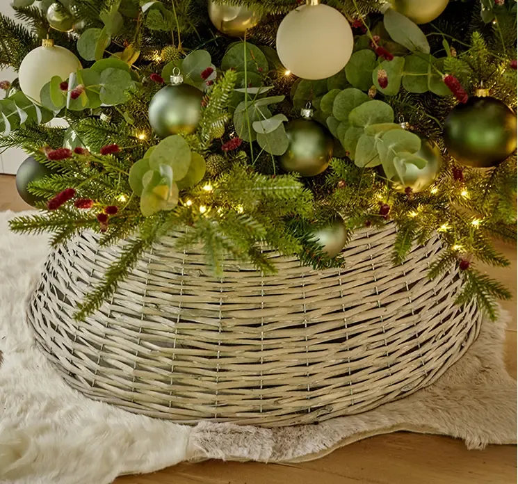 Juletræsfodskjuler i flet naturfarvet passer til træer fra 210cm til 300cm vist på juletræ