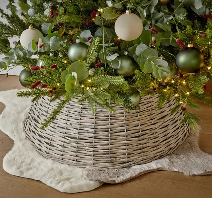 Juletræsfodskjuler i flet naturfarvet og passer til træer op til 180cm vist på juletræ