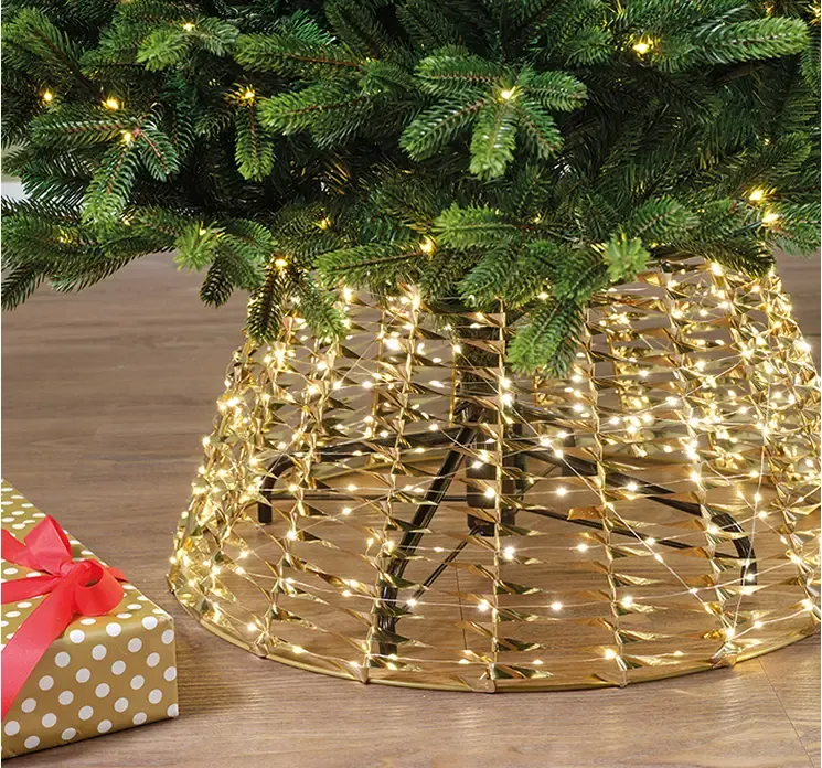 Juletræsfod skjuler med LED lys vist på juletræ