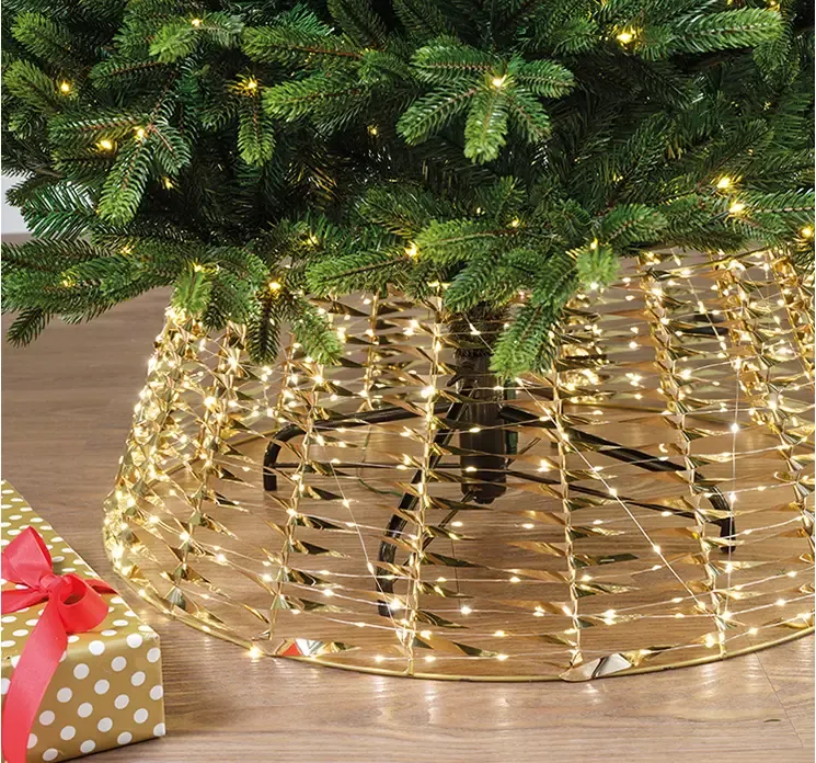 Juletræsfodskjuler med LED lys vist på juletræ