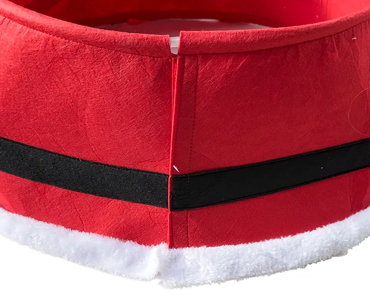 Juletræs fodskjuler i filt lavet som nederste del af julemand med små ben der stikker ud closeup