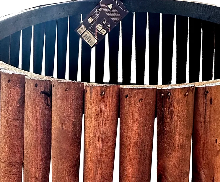 Juletræsfod skjuler af træ i brun closeup