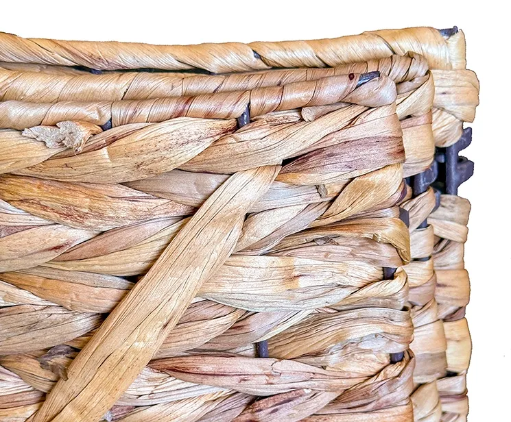 Juletræsfod skjuler lavet af vandhyacint closeup