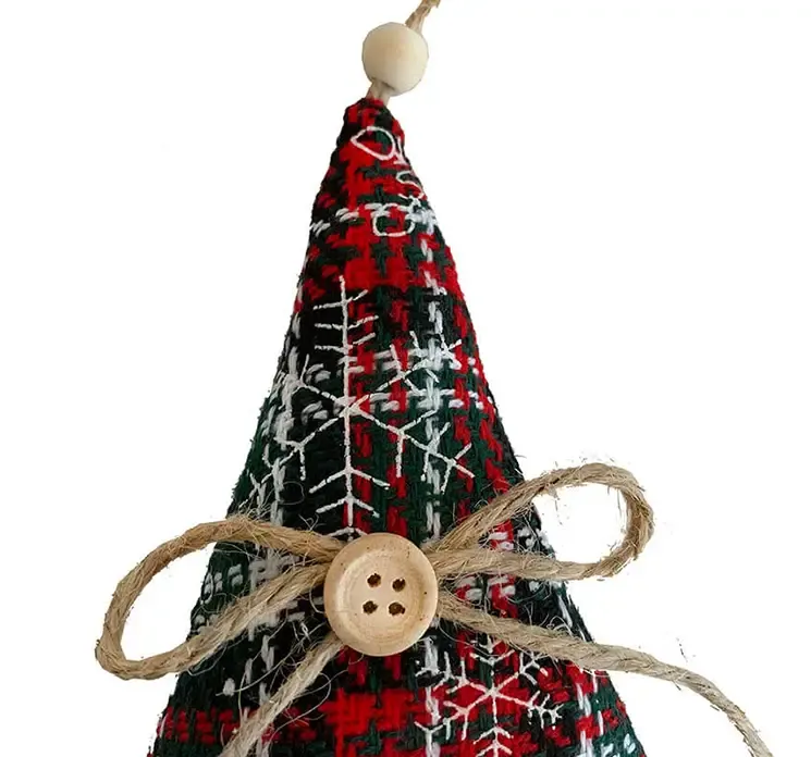 Juletræ i ternet stof til juletræsophæng closeup